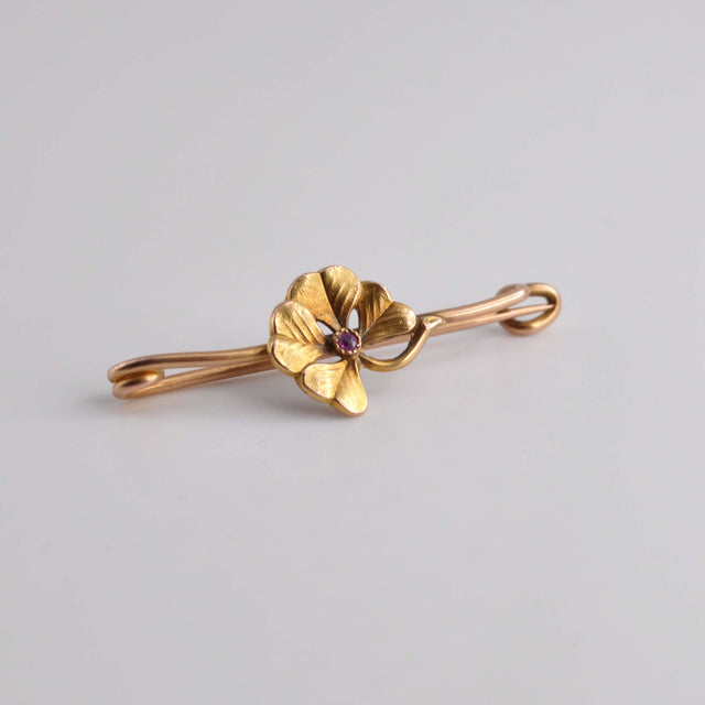 Broche flor de rubí